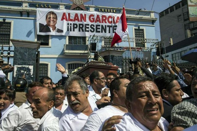 Đám tang cựu tổng thống Alan Garcia hôm 19/4 tại thủ đô Lima. Ảnh: Reuters.