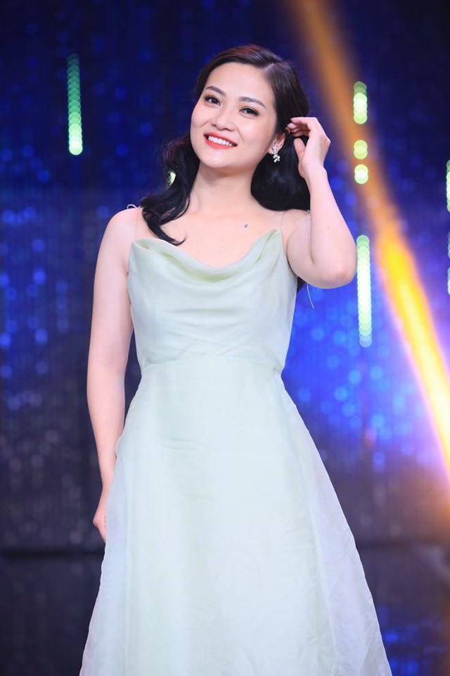 Ngọc Anh – cô gái đến từ Hà Nội và hiện đang là MC một kênh truyền hình đi tìm chồng trên truyền hình sau một lần lỡ dở.