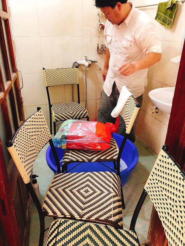 Bố “chế” tiệm gội đầu cho con gái tại gia khiến con gái hạnh phúc, chỉ muốn bé mãi
