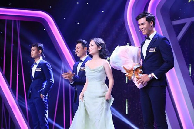Kết quả với 3 phiếu cho Anh Tuấn và 1 phiếu cho Mạnh Lân, Ngọc Anh khiến mọi người được phen ngỡ ngàng khi ở phút quyết định cô đã chọn trao hoa cho Mạnh Lân bất chấp tư vấn của dàn sao Việt.
