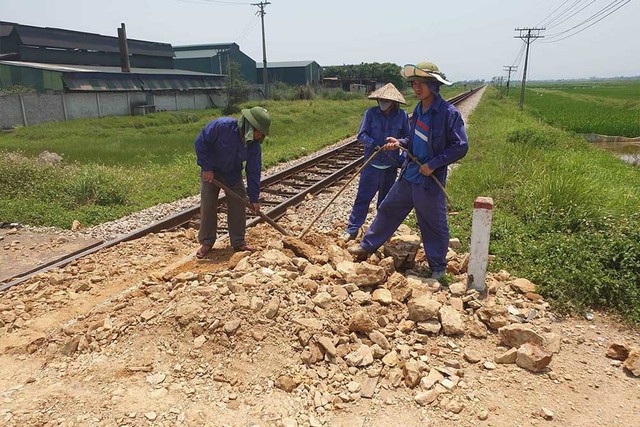 
 Công nhân khắc phục sự cố
