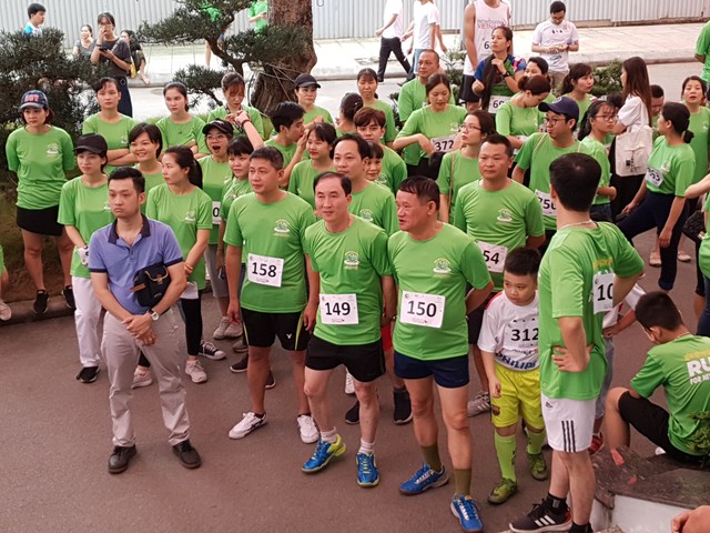 Gần 500 b&aacute;c sĩ, điều dưỡng tại c&aacute;c bệnh viện Trung ương tham gia chạy vui 3km ủng hộ Giải chạy S&ocirc;ng Hồng