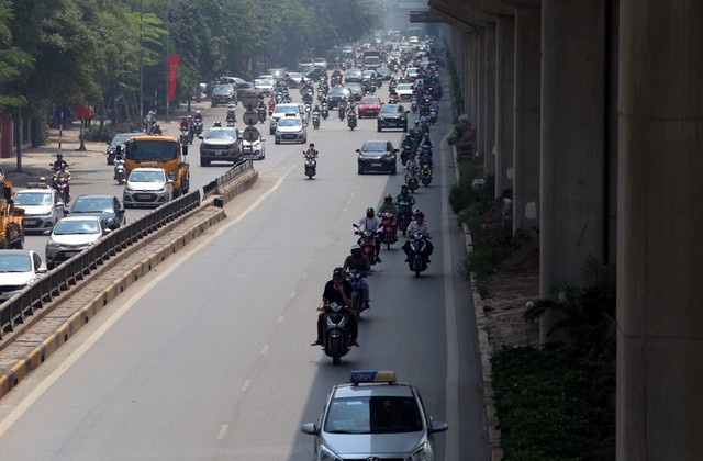 Dù ngày 21/4 thời tiết đã dịu hơn đôi chút so với những ngày trước đó nhưng nắng nóng vẫn khiến người dân vô cùng khó chịu khiến bất cứ ai di chuyển trên đường phải tìm bóng dâm mát để tránh nắng.