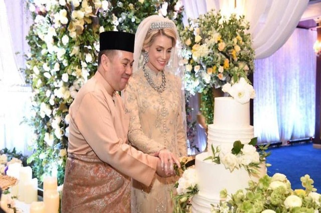 Thái tử Tengku Muhmmad Faiz Petra và vợ Thụy Điển ở đám cưới hôm 19/4. Ảnh: CNA.