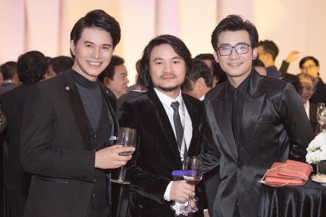 Từ trái qua MC Vũ Mạnh Cường, đạo diễn Hoàng Nhật Nam, ca sĩ Chí Thiện hội ngộ ở sự kiện.