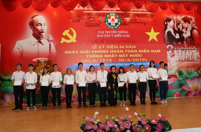 PGS- TS Trần Thị Trung Chiến & đại diện Quỹ Nguyễn Văn Hưởng trao học bổng cho sinh viên ngành y.