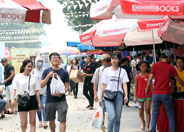 Dù thời tiết Hà Nội khá nóng bức nhưng những ngày vừa qua tại công viên Thống Nhất hàng nghìn người đã có mặt tại đây để tham gia Hội sách 2019.