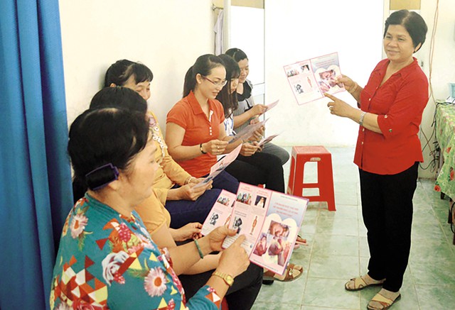
Bà Võ Thị Ánh Nguyệt trong một buổi truyền thông tư vấn cho chị em sàng lọc trước sinh và sơ sinh. ẢNh: Bích Liễu
