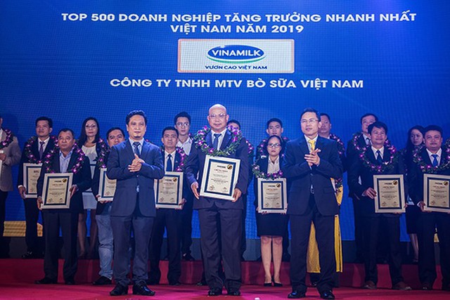 Ông Trịnh Quốc Dũng – Giám đốc điều hành Vinamilk, kiêm Giám đốc Công ty Bò sữa Việt Nam đại diện nhận chứng nhận Top 500 Doanh nghiệp tăng trưởng nhanh nhất Việt Nam năm 2019