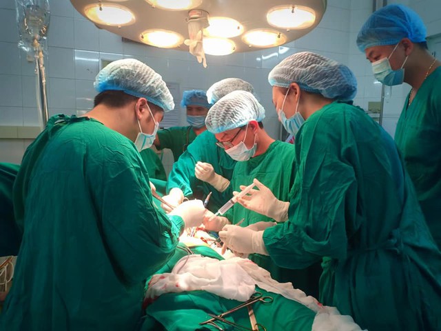 
Trong mổ bệnh nh&acirc;n đ&atilde; được truyền 3 đơn vị m&aacute;u
