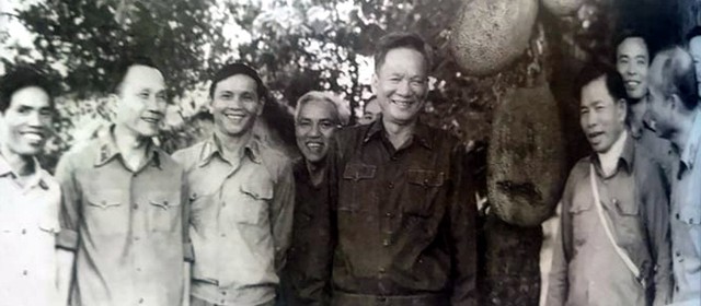 Đại tướng Lê Đức Anh - Thứ trưởng Bộ Quốc Phòng, Trưởng ban lãnh đạo Đoàn chuyên gia kiêm Tư lệnh Quân tình nguyện Việt Nam tại Campuchia đi kiểm tra tại Trung đoàn 812, Sư đoàn 309 đang làm nghiệm vụ giúp nước bạn ở Kamponglai - Campuchia ngày 26/11/1985.