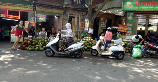 
Khách dừng xe mua dừa tại một cửa hàng dừa khu vực Nghĩa Tân (Hà Nội). Ảnh: Lâm Anh
