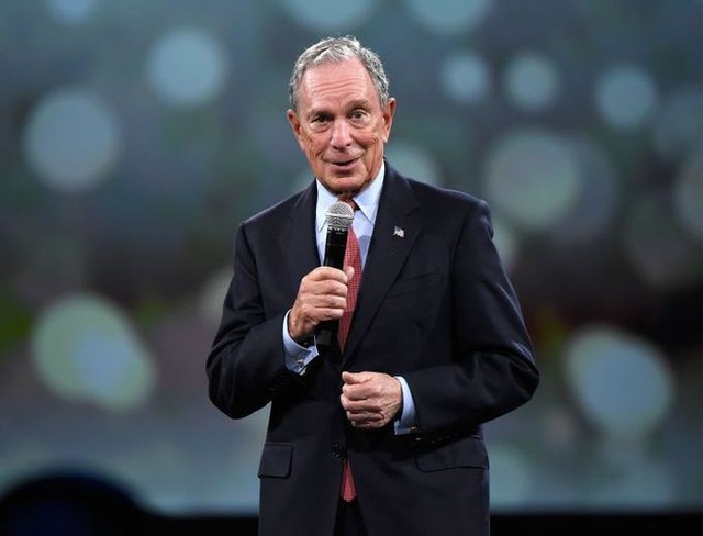 Michael Bloomberg - cựu Thị trưởng thành phố New York, cũng là người giàu thứ 9 thế giới đã đi hai đôi giày đen giống hệt nhau trong suốt một thập kỷ. “Bạn không thể vứt chúng đi để mua cái mới. Bạn có thể sửa chữa chúng như thay đế mới”, ông chia sẻ với New York Post năm 2010.