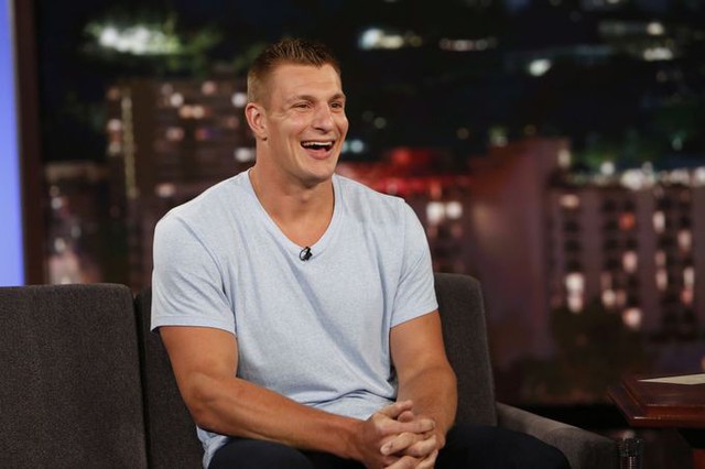 Cầu thủ bóng bầu dục Rob Gronkowski vừa thông báo giải nghệ ở tuổi 29. Cựu cầu thủ của đội New England Patriots (Mỹ) đang sở hữu khối tài sản 40 triệu USD. Dù vậy, anh thường mặc quần áo đến khi rách mới bỏ đi. “Nếu tôi thích bộ quần áo, đôi giày đó, tôi sẽ mặc chúng đến khi rách”, Gronkowski chia sẻ bí quyết tiết kiệm của mình.