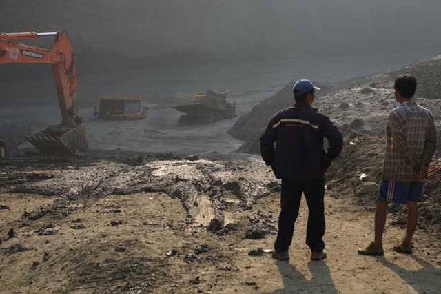 Người dân tập trung trước khu khai thác ngọc thuộc bang Kachin, Myanmar, sáng 23/4. Ảnh: Reuters.