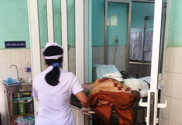 
Nạn nhân được đưa đi cấp cứu tại bệnh viện
