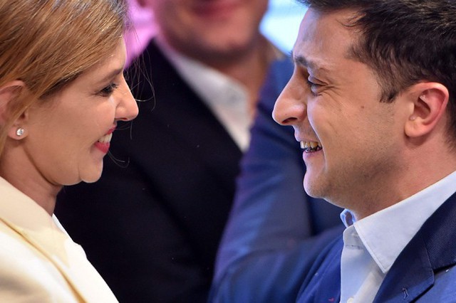 Ông Volodymyr Zelensky và vợ ăn mừng chiến thắng hôm 21/4. Ảnh: AP.