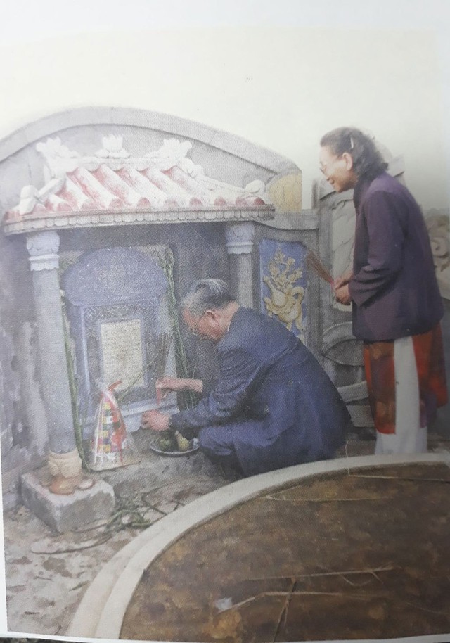 Đại tướng Lê Đức Anh và em gái Lê Thị Xoan trước mộ cha Lê Quang Tuý tại Bàn Môn (Truồi), xã Lộc An, huyện Phú Lộc, Thừa Thiên Huế, năm 2002