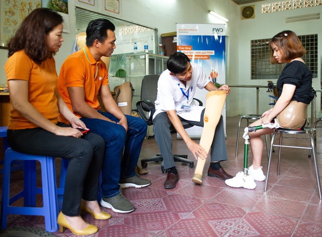 Phan Thanh Nhiên cùng đại diện Bảo hiểm FWD đã trực tiếp đến thăm những người đầu tiên được lắp chân giả theo chương trình tại Trung tâm chỉnh hình và phục hồi chức năng TP.HCM.