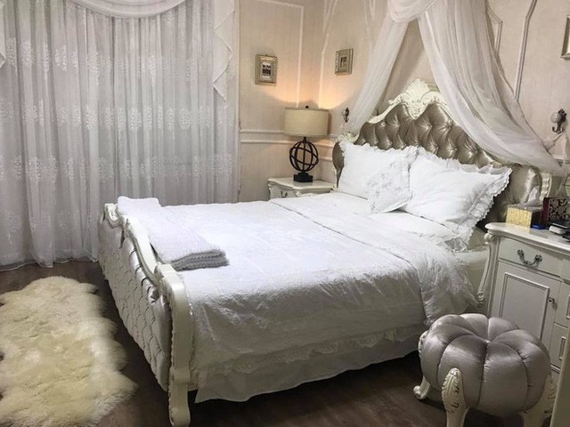 Phòng ngủ của Quế Vân với tone trắng chủ đạo với phong cách nội thất hoàng gia.