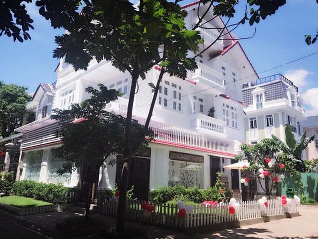 Căn biệt thự sang trọng nhà Vy Oanh có màu trắng sang trọng, hàng rào cũng được sơn trắng và có thảm cỏ xanh trước nhà. 