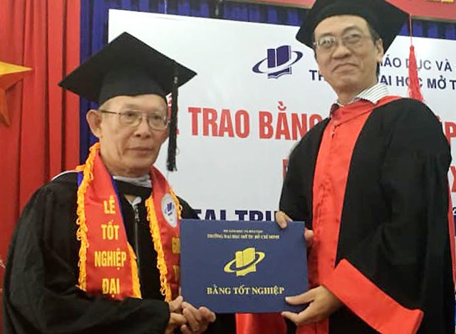 &Ocirc;ng Trần Xu&acirc;n Thanh (tr&aacute;i) nhận bằng tốt nghiệp. Ảnh: Đại học Mở TP HCM.