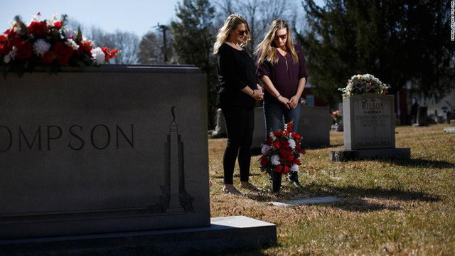 Người mẹ Jennifer (bên trái) và bạn gái của Joseph đi viếng mộ