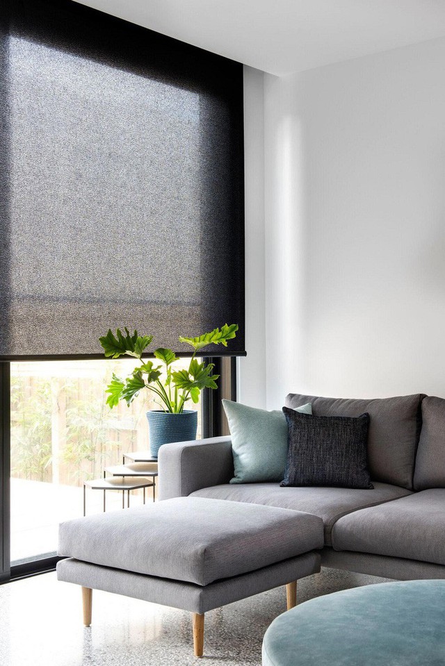 
Cửa sổ gập kết hợp với vải đen mềm mỏng giúp đón ánh sáng nhẹ nhàng vào nhà. Mẫu thiết kế đặc biệt phù hợp cho những ngày hè nắng chói chang.
