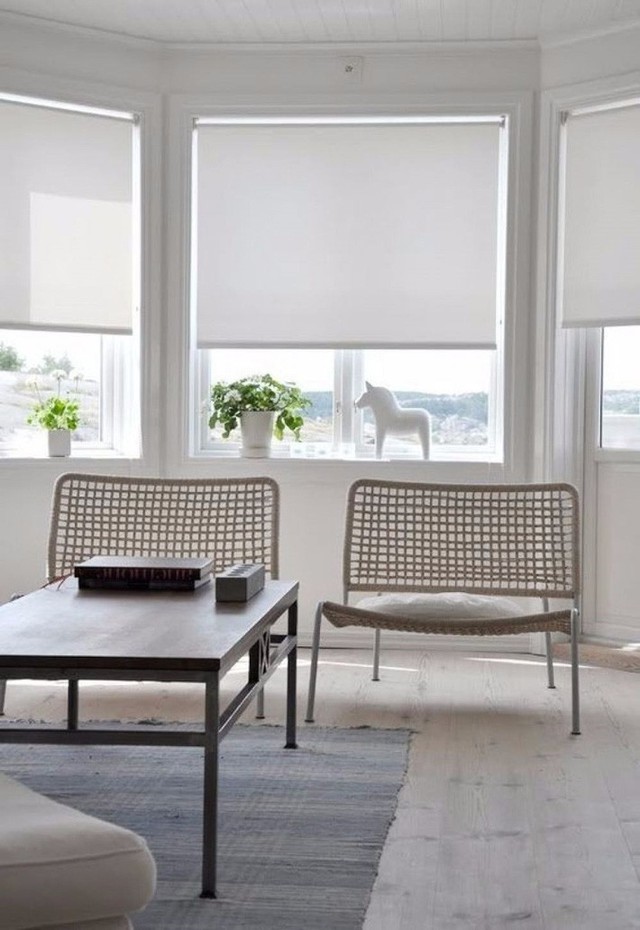 
Cửa sổ gập trắng đơn giản rất dễ phối với các món đồ nội thất khác nhau.
