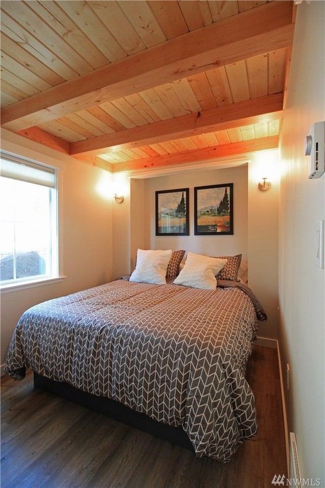
Gác xép là nơi đăt phòng ngủ. Phòng ngủ ấm cúng với cả sàn và trần nhà đều làm bằng gỗ, cộng thêm hiệu ứng của ánh đèn.
