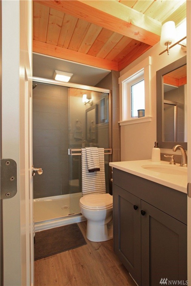 
Phòng tắm với thiết kế đứng và cửa kính trong suốt thông với nhà vệ sinh bên ngoài giúp tận dụng được tối đa diện tích.
