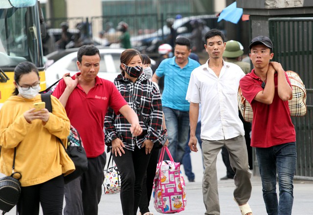 Nhiều người lao động tại các tỉnh như: Yên Bái, Tuyên Quang, Hòa Bình... cũng nhanh chóng vào bến lên xe.