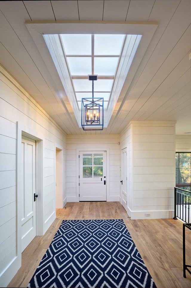
Không chỉ tạo điểm nhấn thu hút ánh nhìn, việc sử dụng thảm trải nhà để trang trí còn mang đến cảm giác ấm cúng hơn cho không gian sống gia đình.
