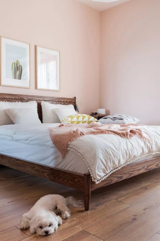 
Giường êm ái bằng gỗ tự nhiên.
