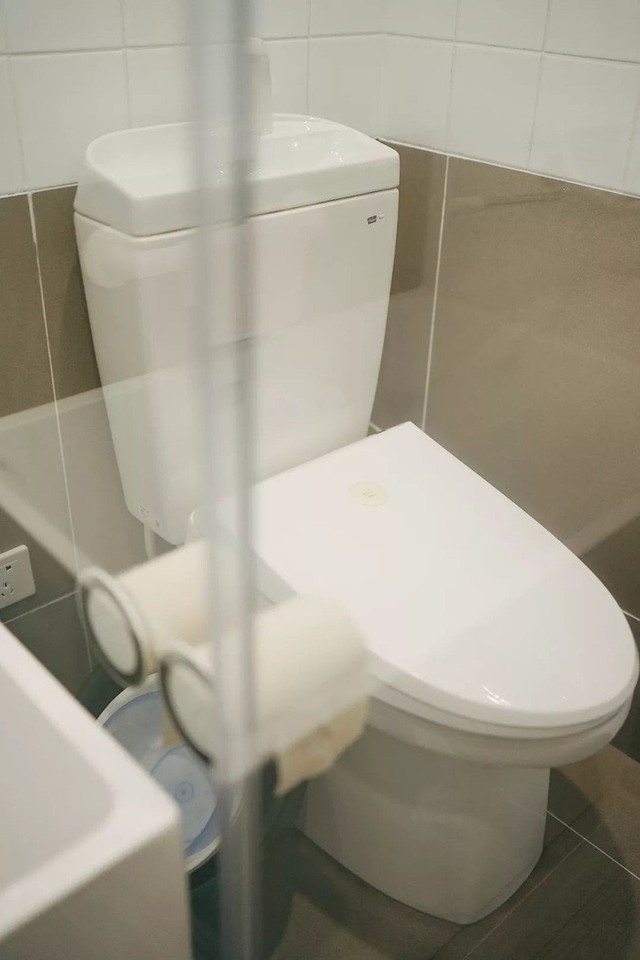 
Toilet đặt cạnh bồn tắm.

