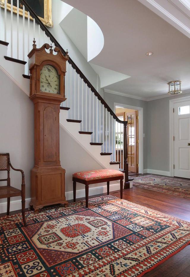 
Hơn nữa, những tấm thảm trải sàn họa tiết cũng tạo được ấn tượng ban đầu không nhỏ đến những vị khách của gia đình.
