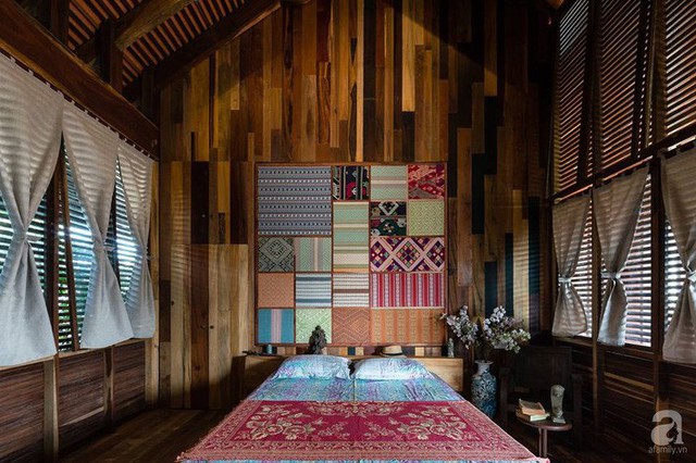 
Phòng ngủ kết hợp chất liệu gỗ và họa tiết thổ cẩm bắt mắt.
