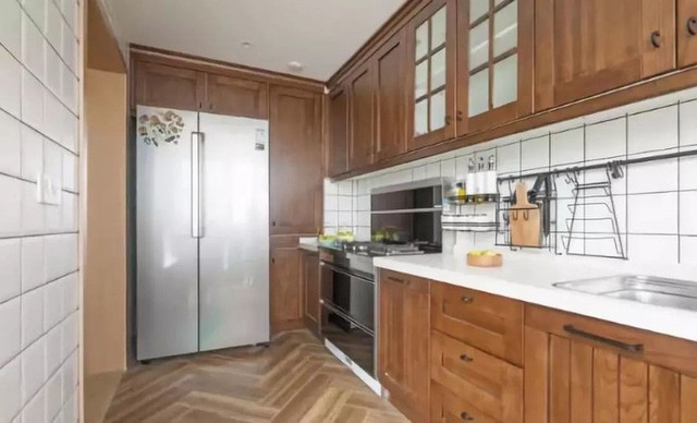 
Phòng bếp với gam màu gỗ đơn giản.
