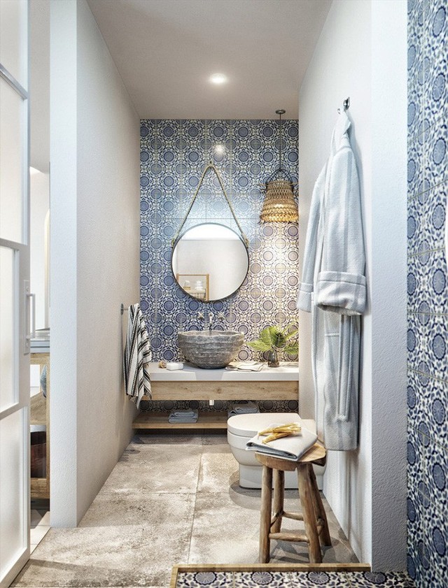 
Phòng tắm có diện tích khá khiêm tốn. Màu gạch xanh bắt mắt được sử dụng cho bàn trang điểm, vách tắm và phủ sàn. Bàn trang điểm độc đáo với một chiếc gương treo hình tròn, và bồn rửa hình tròn màu xanh nhạt hơn màu gạch trang trí.
