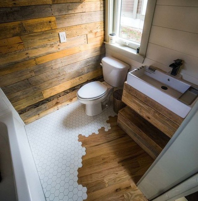 
9. Thiết kế mix gạch và gỗ mang lại ấn tượng, sáng tạo và cá tính cho phòng tắm của vùng nông thôn.

