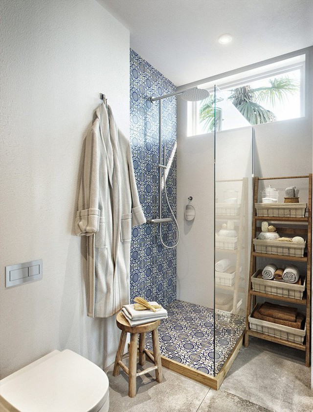 
Một buồng tắm vòi sen hấp dẫn. Bên cạnh là kệ để khăn tắm bằng gỗ nhỏ, và một chiếc ghế gỗ xinh xắn tiếp tục tạo nên sự mộc mạc gần gũi cho phòng tắm.
