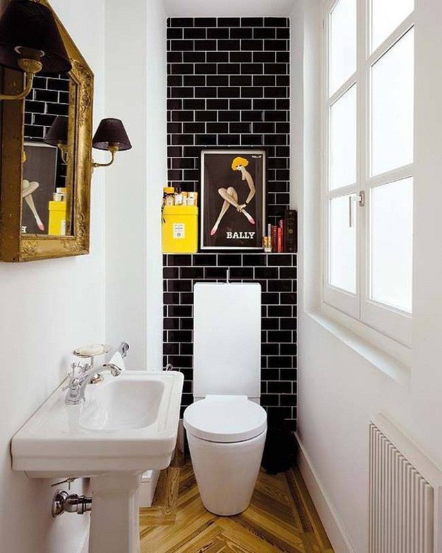 
Với diện tích nhà tắm càng nhỏ bạn càng nên hạn chế diện tích của gam màu đen và mở rộng phần diện tích của sắc trắng bởi bằng cách này căn phòng sẽ trông rộng rãi hơn.
