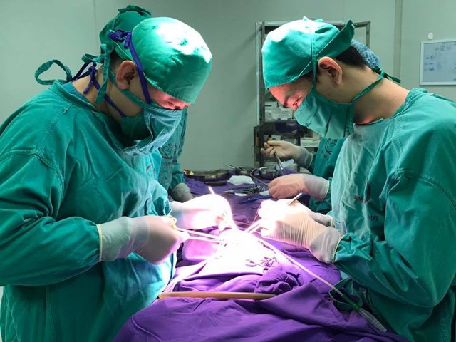 Bác sĩ chẩn đoán trẻ bị teo thực quản bẩm sinh và chỉ định phẫu thuật cấp cứu cắt túi thừa thực quản cho bệnh nhân. Ảnh BVCC