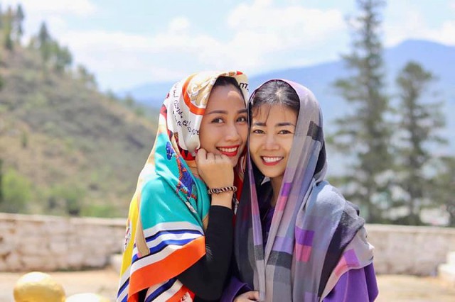
Nhân dịp nghỉ Lễ, Ốc Thanh Vân (trái) quyết định đưa Mai Phương đi du lịch đất nước Bhutan. Cả hai phải đi chuyến bay từ TP HCM vào sáng sớm và di chuyển liên tục nhưng vẫn giữ được tinh thần phấn chấn.
