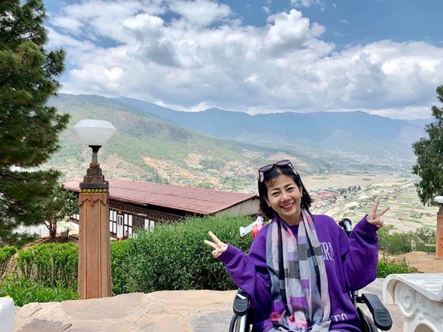 Trên trang cá nhân, MC Ốc Thanh Vân chia sẻ khoảnh khắc du lịch cùng diễn viên Mai Phương ở Thumphu, Bhutan - quốc gia hạnh phúc nhất thế giới. Ốc Thanh Vân gọi đây là chuyến đi trốn của hai chị em: “Đưa em tôi đi trốn, đành để các con ở nhà”.