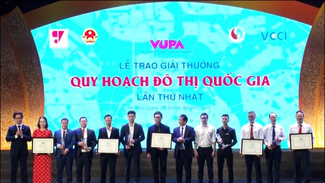 Ông Phạm Quốc Tuấn - Phó TGĐ Tập đoàn GFS (ngoài cùng bên phải) Ông Ngân Văn Chuyên - Phó TGĐ Tập đoàn GFS (thứ 2 từ phải sang) nhận giải thưởng. Ảnh: NM