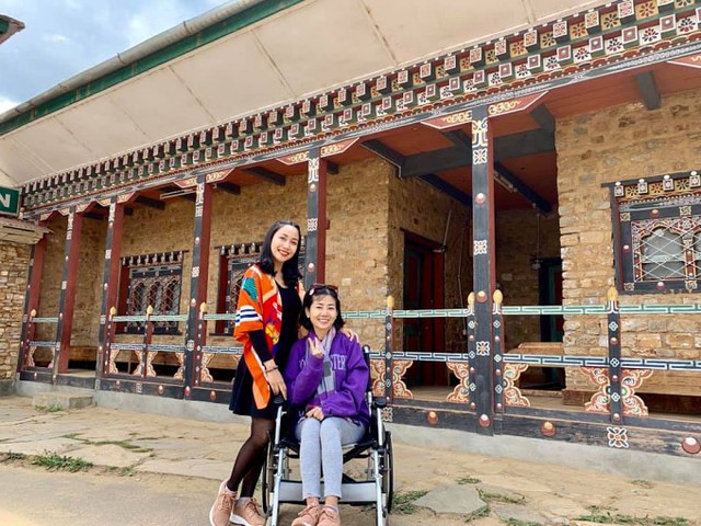 Sau khi đáp máy bay đến Paro, hai nữ diễn viên cùng đoàn đi xe về thủ đô Thimphu, nơi có cung điện và nhiều tu viện nổi tiếng.