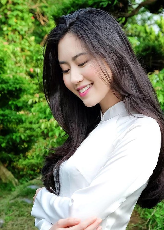 Vân Trang sở hữu đôi mắt to, gương mặt bầu bĩnh cùng nụ cười tươi. Cô là gương mặt quen thuộc của các thương hiệu thời trang ở Hà Nội. Ngoài ra, cô gái 22 tuổi còn là beauty blogger được nhiều bạn trẻ biết đến.