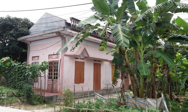 Ngôi nhà gia đình vợ chồng anh Hùng cùng 2 con thuê trọ tại xã Văn Tố. Ảnh: Đ.Tùy