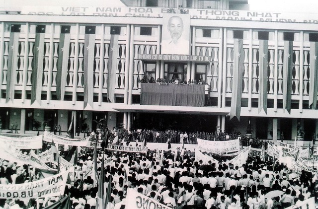 Quang cảnh chung cuộc mít tinh chào mừng Ủy ban Quân quản thành phố Sài Gòn, ngày 7/5/1975.